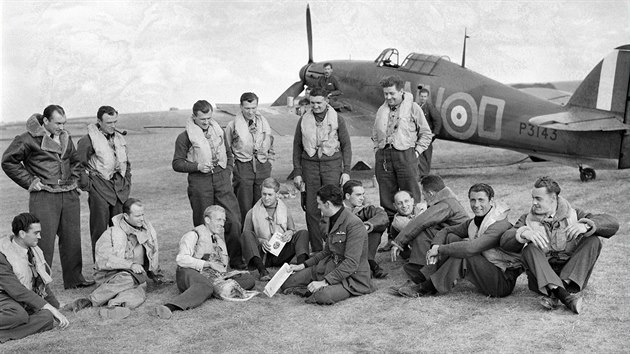 Piloti z 310. československé stíhací perutě RAF před letounem Hawker Hurricane... Piloti z 310. československé stíhací perutě RAF před letounem Hawker Hurricane...