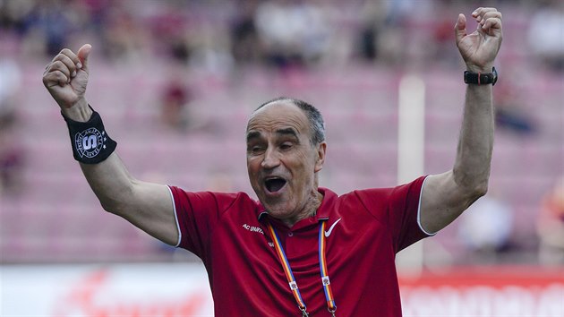 Sparťanský trenér Václav Kotal se raduje z gólu Libora Kozáka v utkání s... Sparťanský trenér Václav Kotal se raduje z gólu Libora Kozáka v utkání s...