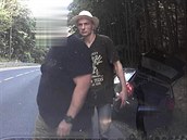 Policie pátrá po zloději v klobouku, který si vzal z ukradeného auta. Policie pátrá po zloději v klobouku, který si vzal z ukradeného auta.