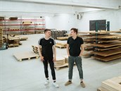 Tahle dvojka bratrů stojí za designovým nábytkem Wuders. Dominik a Jan Herkovi.