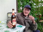 Míra býval lešenář. Už dávno je ale v důchodu a v kšiltovce New York je prostě...