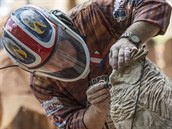 Otevřete, prosím. Broušení detailů připomíná návštěvu zubaře. Otevřete, prosím. Broušení detailů připomíná návštěvu zubaře.