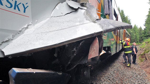V blzkosti Perninku na Karlovarsku se srazily dva osobn vlaky. (7. ervence 2020)
