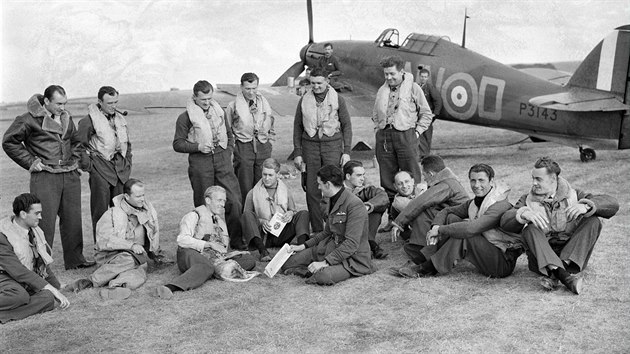 Piloti z 310. eskoslovensk sthac perut RAF ped letounem Hawker Hurricane Mk I, Bitva o Britnii, zkladna Duxford, 7. z 1940
