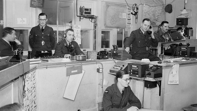 Sektorov velitelstv Duxford 12. skupiny RAF. Patila pod nj i 310. eskoslovensk sthac peru, viz volac znaky perut na listech papru pipchnutch na stn. (Bitva o Britnii, z 1940)