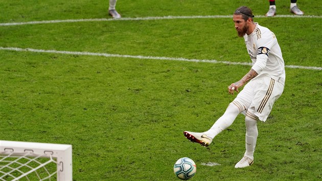 Sergio Ramos, kapitn Realu Madrid, promuje penaltu v zpase proti Bilbau.