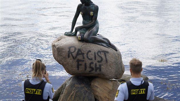 Policist stoj u ponien sochy Mal mosk vly v Kodani. (2. ervence 2020)