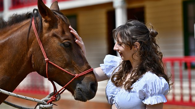 Bella žijící v Roswellu se zamiluje do Old Shatterhanda, při bitvě s indiány však po zásahu šípem zahyne.
