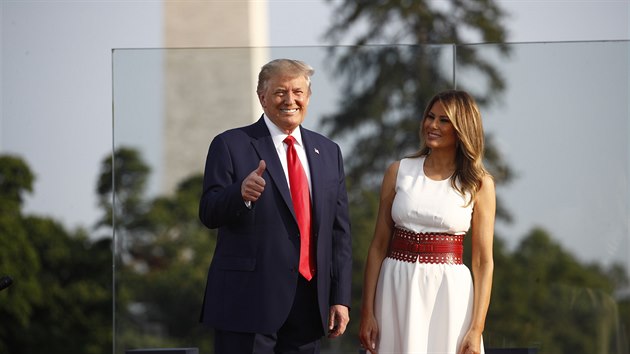 Prezident Donald Trump a prvn dma Melania Trumpov bhem oslav ke Dni nezvislosti ped Blm domem. (4. ervenec 2020)