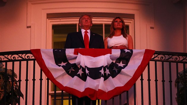 Prezident Donald Trump a prvn dma Melania Trumpov bhem oslav ke Dni nezvislosti. (4. ervenec 2020)
