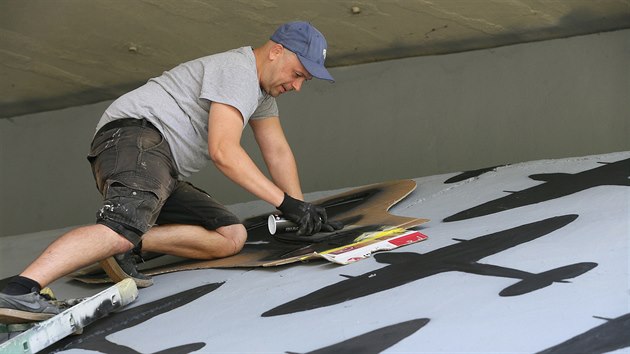 Na graffiti vlenho hrdiny, kter stlo i s materilem 90 tisc korun, spoteboval Camo 50 sprej a 300 litr barvy. (7. ervence 2020)
