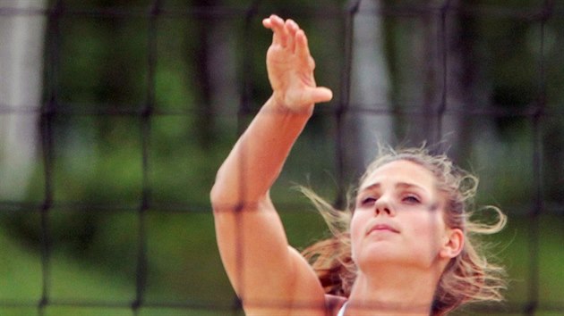 Anna Pospíšilová při servisu.