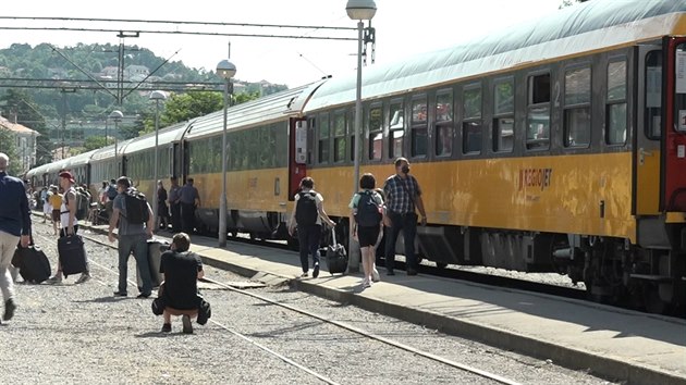 Cestujc vystupuj z vlaku RegioJetu v chorvatsk Rijece. (1. ervence 2020)
