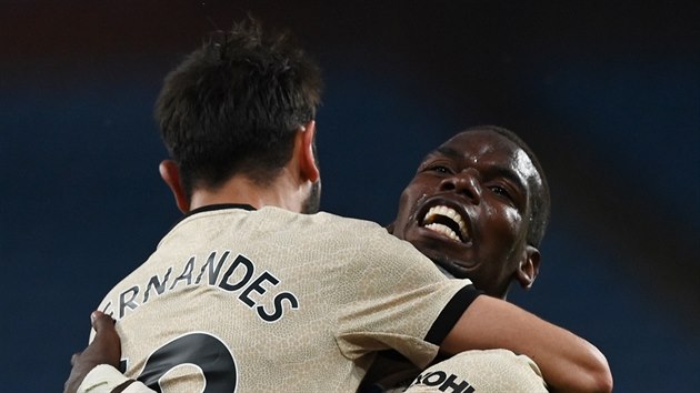 Paul Pogba (vpravo) a Bruno Fernandes z Manchesteru United se raduj z glu.