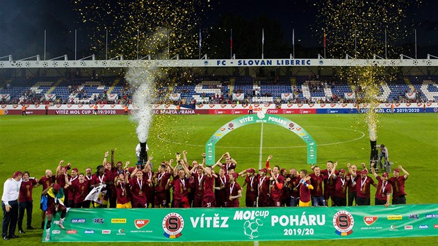 Sparan slav s trofej pro vtze nrodnho pohru, v Liberci zdolali Slovan 2:1.