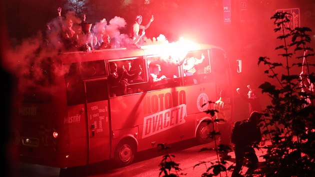 Fotbalist Slavie si uvaj mistrovsk oslavy pi jzd autobusem s otevenou stechou.