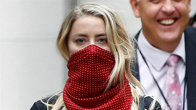 Amber Heardov odchz ze soudu (Londn, 7. ervence 2020).