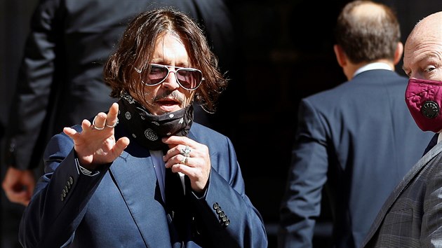 Johnny Depp pichz k soudu (Londn, 7. ervence 2020).