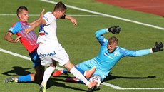 Zleva Lukáš Hejda z Plzně, Ondřej Šašinka z Ostravy a brankář Plzně Jindřich... Zleva Lukáš Hejda z Plzně, Ondřej Šašinka z Ostravy a brankář Plzně Jindřich...
