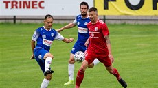 Martin Šejvl (vlevo) a Martin Toml z Pardubic bojují o míč s Tomášem Wojnarem z... Martin Šejvl (vlevo) a Martin Toml z Pardubic bojují o míč s Tomášem Wojnarem z...