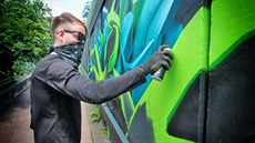 Karlovarský streetartový umělec Real143 při malbě graffiti na stěny u ramp do... Karlovarský streetartový umělec Real143 při malbě graffiti na stěny u ramp do...