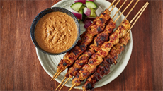 Asijské špízy Satay s omáčkou z kokosového mléka Asijské špízy Satay s omáčkou z kokosového mléka