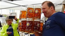 Petr David zvaný „Velká ruka“ dokázal jednou rukou zvednout a po dobu 21,53... Petr David zvaný „Velká ruka“ dokázal jednou rukou zvednout a po dobu 21,53...