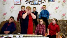 Učitelka Jekatěrina Solovyová a její adoptované děti v domě v obci Brod. Učitelka Jekatěrina Solovyová a její adoptované děti v domě v obci Brod.