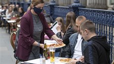 Servírka přináší jídlo zákazníkům ve skotském Glasgow. (6. července 2020) Servírka přináší jídlo zákazníkům ve skotském Glasgow. (6. července 2020)
