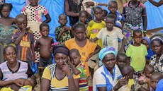 eny a dti v provizorním táboe pro vysídlené v Kongoussi v Burkin Faso (4....