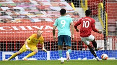 Marcus Rashford (Manchester United) překonává z pokutového kopu Aarona... Marcus Rashford (Manchester United) překonává z pokutového kopu Aarona...