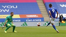 Jamie Vardy z Leicesteru překonává Vicente Guaitu v brance Crystal Palace. Jamie Vardy z Leicesteru překonává Vicente Guaitu v brance Crystal Palace.