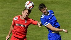 Brněnský obránce Jakub Šural (vlevo) se snaží odhlavičkovat míč před Tomáše... Brněnský obránce Jakub Šural (vlevo) se snaží odhlavičkovat míč před Tomáše...