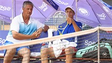 Kapitán českého týmu Jaroslav Navrátil (vlevo) radí Jonáši Forejtkovi během... Kapitán českého týmu Jaroslav Navrátil (vlevo) radí Jonáši Forejtkovi během...