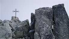 Vrchol Gerlachovského štítu tvoří kříž, u kterého se všichni fotí. Vrchol Gerlachovského štítu tvoří kříž, u kterého se všichni fotí.