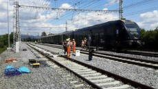 Vlak narazil do návěstidla a strhl trakční vedení. Tím zastavil dopravu na... Vlak narazil do návěstidla a strhl trakční vedení. Tím zastavil dopravu na...