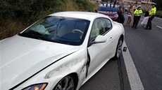 Řidička sportovního maserati poničila pět aut před sebou. (10. srpna 2013) Řidička sportovního maserati poničila pět aut před sebou. (10. srpna 2013)