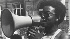 Britská aktivistka Olive Morrisová při demonstraci před Brixton Tate Library v... Britská aktivistka Olive Morrisová při demonstraci před Brixton Tate Library v...