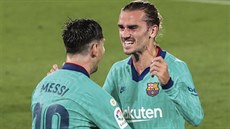 Spoluhrái z Barcelony Lionel Messi a Antoine Griezmann slaví gól v zápase...