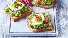 Toast s avokádovou salsou a vejcem Toast s avokádovou salsou a vejcem