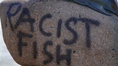 Nápis racist fish, tedy rasistická ryba, vandalové nasprejovali na podstavec...