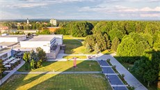 Nový saunový a wellness svět vyroste na louce u současného bazénu (uprostřed... Nový saunový a wellness svět vyroste na louce u současného bazénu (uprostřed...