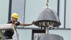 Jeřáb musel kvůli poruše demontovat horní kopuli takzvaného brněnského orloje s... Jeřáb musel kvůli poruše demontovat horní kopuli takzvaného brněnského orloje s...