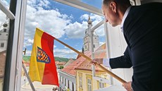 První místostarosta Ivančic Jaroslav Sojka vyvěsil moravskou vlajku na budovu... První místostarosta Ivančic Jaroslav Sojka vyvěsil moravskou vlajku na budovu...