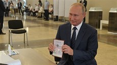 Vladimir Putin hlasuje v referendu, které potvrdilo, že může znovu kandidovat... Vladimir Putin hlasuje v referendu, které potvrdilo, že může znovu kandidovat...