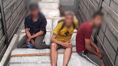 Že veze tři cizince, si řidič kamionu všimnul při parkování u Lanžhota. Že veze tři cizince, si řidič kamionu všimnul při parkování u Lanžhota.