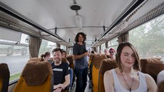 Jan Kvasnička (stojící) a jeho Divadlo Kult bude od pátečního večera vypravovat... Jan Kvasnička (stojící) a jeho Divadlo Kult bude od pátečního večera vypravovat...