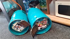 Po otevření tajných dvířek byla láhev plná krabiček cigaret, které však... Po otevření tajných dvířek byla láhev plná krabiček cigaret, které však...