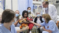 Ve vatikánské nemocnici úspěšně rozdělili siamská dvojčata, která se narodila... Ve vatikánské nemocnici úspěšně rozdělili siamská dvojčata, která se narodila...