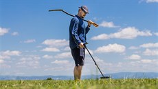 Archeolog Pavel Horník ukazuje práci s detektorem kovů (1.7.2020). Archeolog Pavel Horník ukazuje práci s detektorem kovů (1.7.2020).